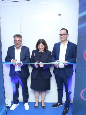 Au-centre-Anne-Reiser-Presidente-a-droite-Mohamed-Rekik-CEO-et-a-gauche-Serge-Barneaud-CTO-©-Tous-droits-reserves-Circum-Medtech-Pharma-2